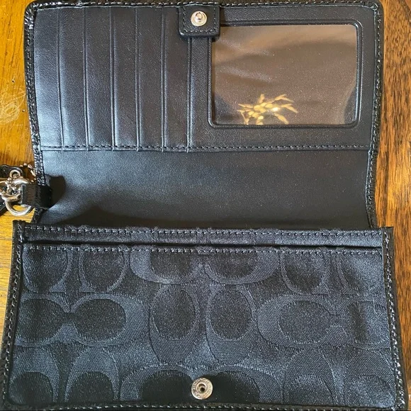 Coach Poppy wristlet with great silver detail! - Picture 3 of 7